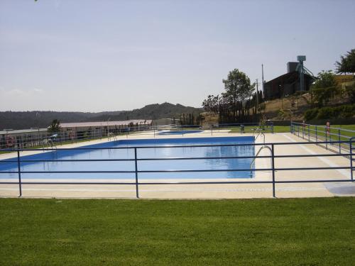 una grande piscina in un campo erboso di casa rural cal antoniet del matarraña a Matarraña