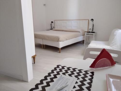 ein Wohnzimmer mit einem Bett und einem Sofa in der Unterkunft La Chiave di Volta in Ragusa