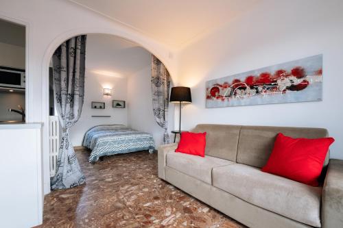 - un salon avec un canapé et des oreillers rouges dans l'établissement 5 PAPON - Dernier étage - Terrasse à ciel ouvert - Garibaldi, à Nice