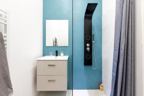 une salle de bain avec une douche avec un lavabo et un miroir dans l'établissement 1 CASSINI - Magnifique 2 pièces place Garibaldi - Balcon, à Nice