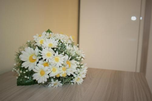 a bouquet of white and yellow flowers sitting on a table at Le Margherite in Cardano al Campo