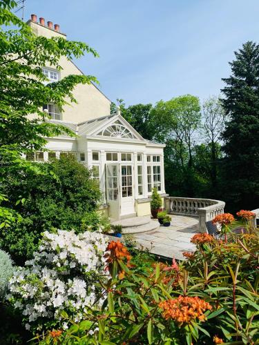Κήπος έξω από το Larchmount House B&B