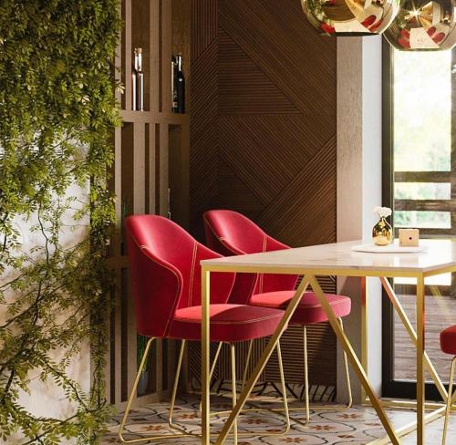 een eetkamer met rode stoelen en een tafel bij Гранд Отель in Nevinnomyssk