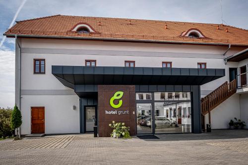un edificio con una señal delante de él en Hotel Grunt en Mladá Boleslav
