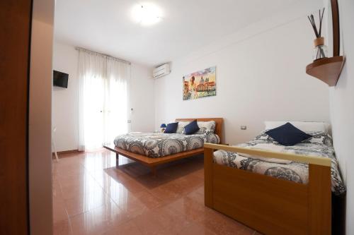 1 dormitorio con 2 camas y ventana en Suite art Pigneto en Roma
