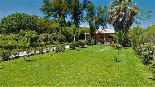Gallery image of Amarynthos Beachfront Vacation House with garden in Áno Váthia