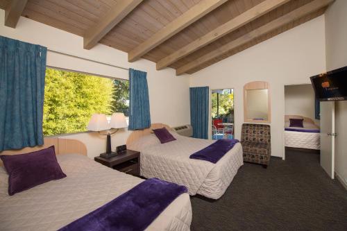 Un pat sau paturi într-o cameră la Orange Tree Inn