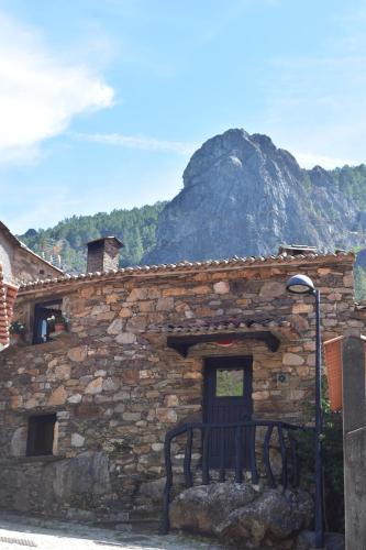 a stone building with a bench in front of it at Casa do Neveiro in Góis