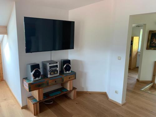TV a/nebo společenská místnost v ubytování Dachgeschoss Ferienwohnung mit Charme - Top floor apartment with charme