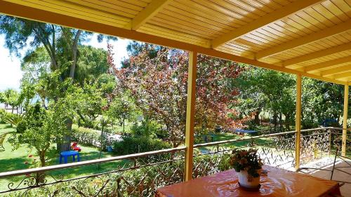 Gallery image of Amarynthos Beachfront Vacation House with garden in Áno Váthia