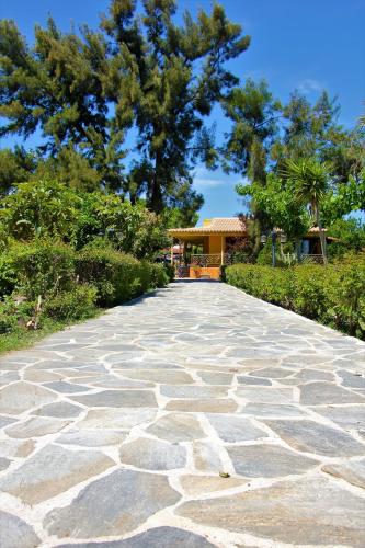 Gallery image of Amarynthos Beachfront Vacation House with garden in Áno Váthia