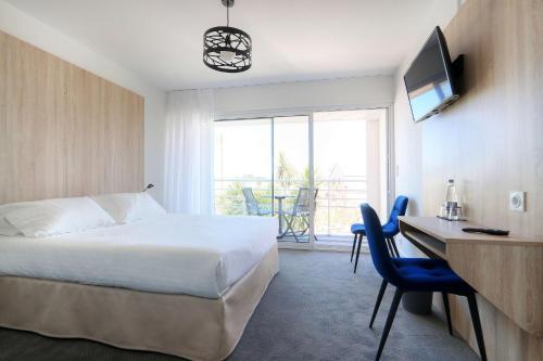 Ένα ή περισσότερα κρεβάτια σε δωμάτιο στο Best Western Hôtel Le Bellevue Quiberon