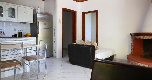 Gallery image of Amarynthos Beachfront Vacation House with garden in Áno Váthia