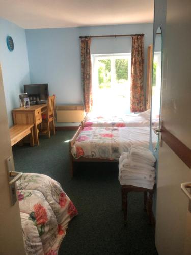 a hotel room with two beds and a window at Hôtel Restaurant La Manse in Dornecy