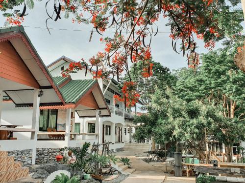 una casa con techo rojo en Benjaporn Bungalow en Ko Si Chang