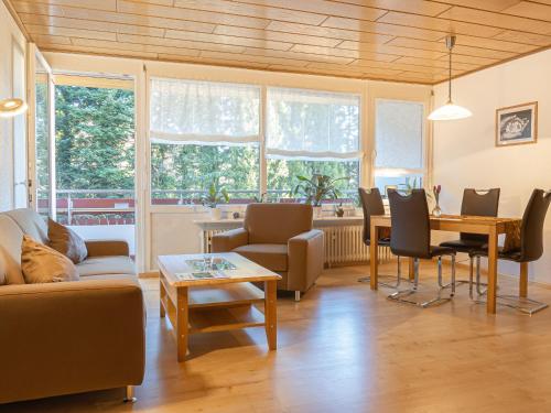 ein Wohnzimmer mit einem Sofa und einem Tisch in der Unterkunft Hoferpeterhof in Bad Peterstal-Griesbach