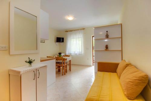 Biserka apartments near the beach and center