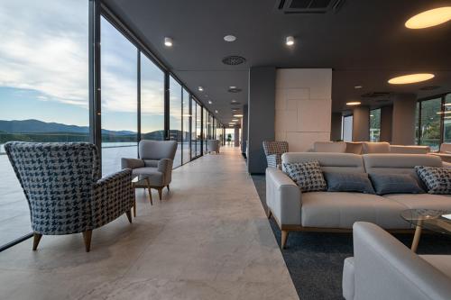 a waiting room with couches and chairs in a building at Hotel VAPORE in Neum