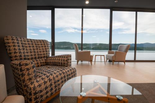 a living room with chairs and a glass table at Hotel VAPORE in Neum