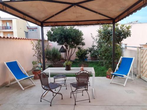 One bedroom appartement with enclosed garden and wifi at Sestu