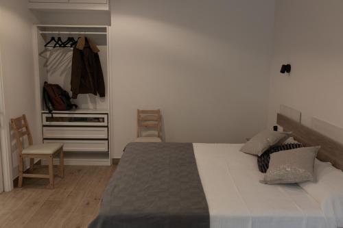 1 dormitorio con 1 cama grande y armario en Loft en Zarauz con parking Hator 1, en Zarautz