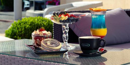 a table with a bowl of fruit and a drink at Hotel Maria in Dębno Polskie