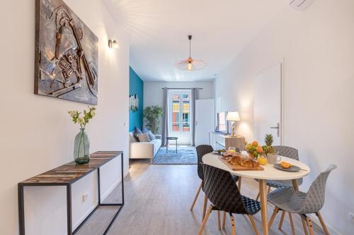 une cuisine et un salon avec une table et des chaises dans l'établissement 3 FODERE - Magnifique 2 pièces - Quartier du Port - Dernier étage, à Nice