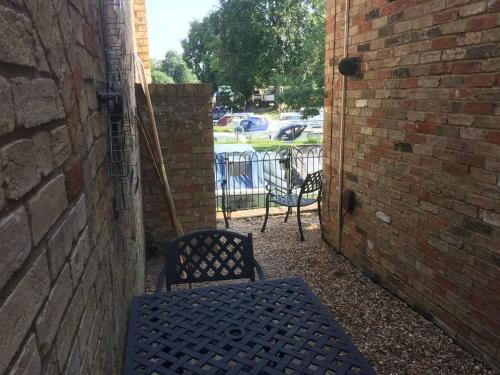 Balkoni atau teres di River Courtyard Apartment In The Heart Of