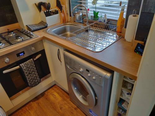 Η κουζίνα ή μικρή κουζίνα στο Waterfront Apartment In The Heart Of St Neots