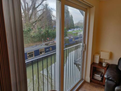Μπαλκόνι ή βεράντα στο Waterfront Apartment In The Heart Of St Neots