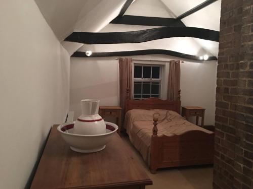 Tempat tidur dalam kamar di The Old Rose And Crown - St Neots