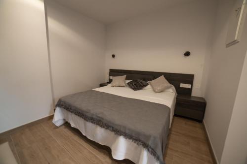 una camera con un grande letto di Loft en Zarautz con Parking Hator 2 a Zarautz