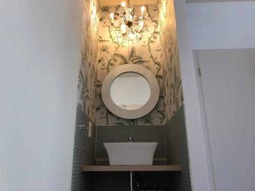 baño con lavabo y espejo en la pared en berlincity, en Berlín