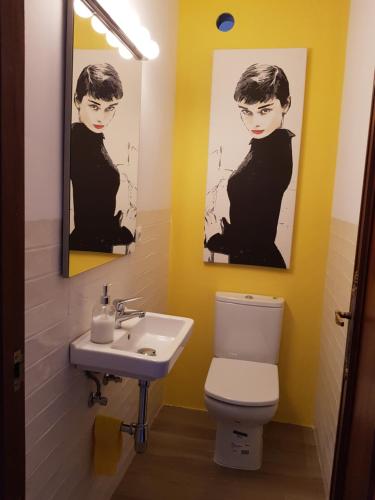 モライラにあるCasa Platgetesのバスルーム(トイレ、洗面台付)
