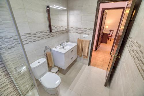 プラヤ・ブランカにあるオナ ラス カシータスのバスルーム(白いトイレ、シンク付)