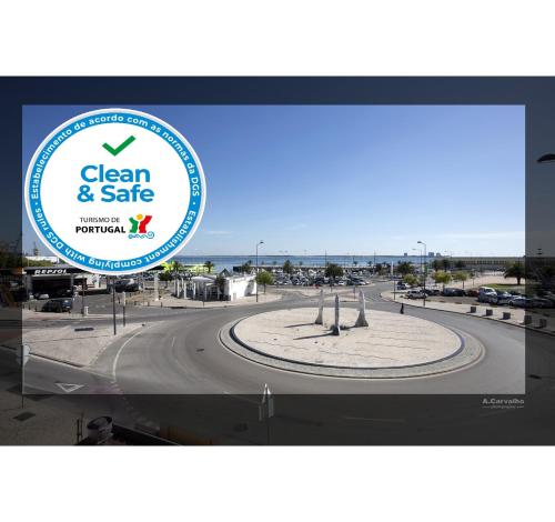 a sign for a clean and safe parking lot at Casa das Sardinhas in Setúbal