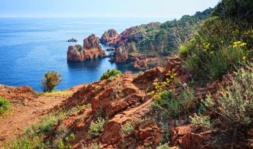 a view of the ocean from a hill with rocks at Studio rénové avec terrasse ST RAPHAEL in Saint-Raphaël