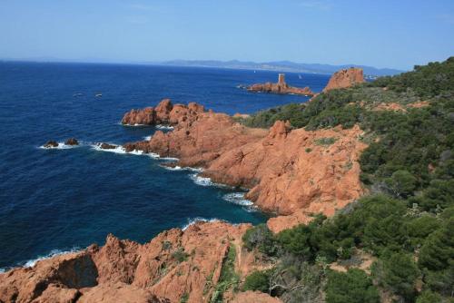 an aerial view of a rocky coastline with the ocean at Studio rénové avec terrasse ST RAPHAEL in Saint-Raphaël