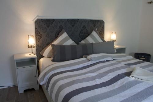 1 dormitorio con 1 cama grande y 2 mesitas de noche en Hof Seebrookquelle, en Schlesen