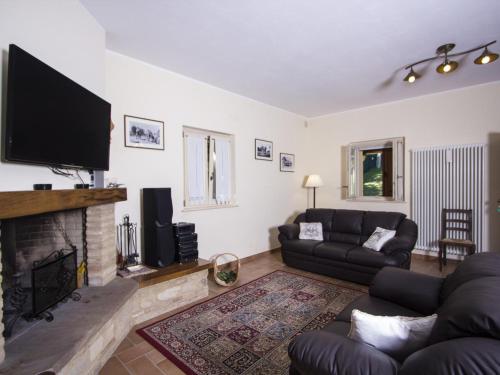 Televisyen dan/atau pusat hiburan di Holiday Home in Fano near Adriatic Sea