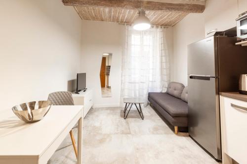 Il dispose d'une cuisine et d'un salon avec un réfrigérateur et un canapé. dans l'établissement Safranier Villa Emy 101, à Antibes