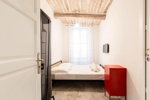 une petite chambre avec un lit et une fenêtre dans l'établissement Safranier Villa Emy 101, à Antibes
