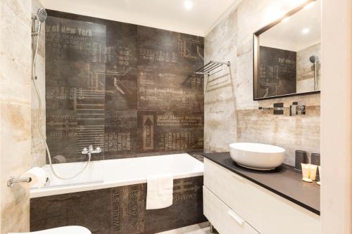 une salle de bain avec un lavabo et une baignoire dans l'établissement Safranier Villa Emy 101, à Antibes