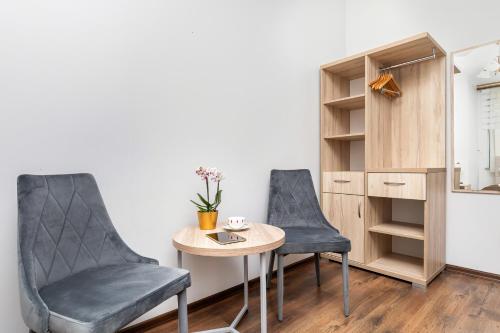 two chairs and a table in a room at Villa Baltic Dream in Międzyzdroje
