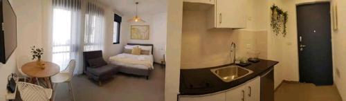 2 Bilder von einer Küche und einem Wohnzimmer in der Unterkunft The Blue House in Jerusalem