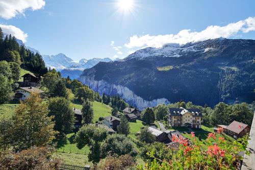 翁根Hotel Alpenrose Wengen - a family affair since 1881的山 ⁇ 的村庄