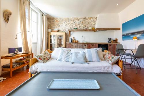 un salon avec un canapé et une table dans l'établissement Logement atypique dans la rue Fourmillière, à Antibes