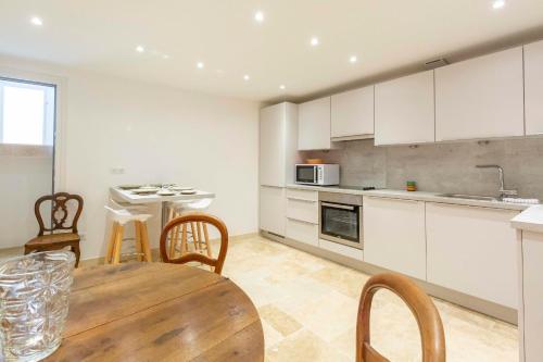 une cuisine et une salle à manger avec une table et des chaises dans l'établissement Maison de ville rue Fourmillière, à Antibes