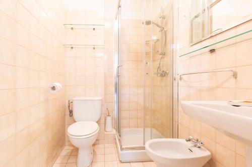 une salle de bain avec toilettes, douche et lavabo dans l'établissement Place Amiral Barnaud, à Antibes