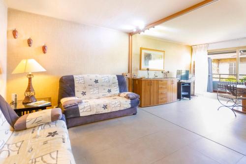 un salon avec un canapé et une table dans l'établissement Résidence Beauséjour, à Antibes